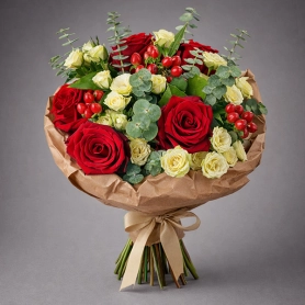Букет из красных и кремовых роз – Цветочный рай
